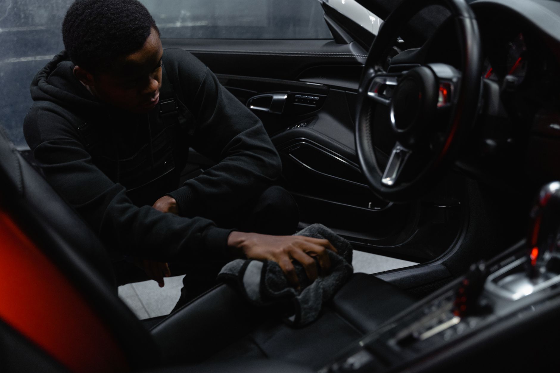 Vakman die het interieur van een auto grondig reinigt
