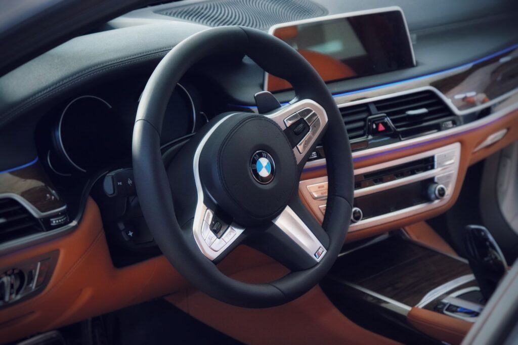 Strak gereinigde cockpit met leren stuur na de behandeling