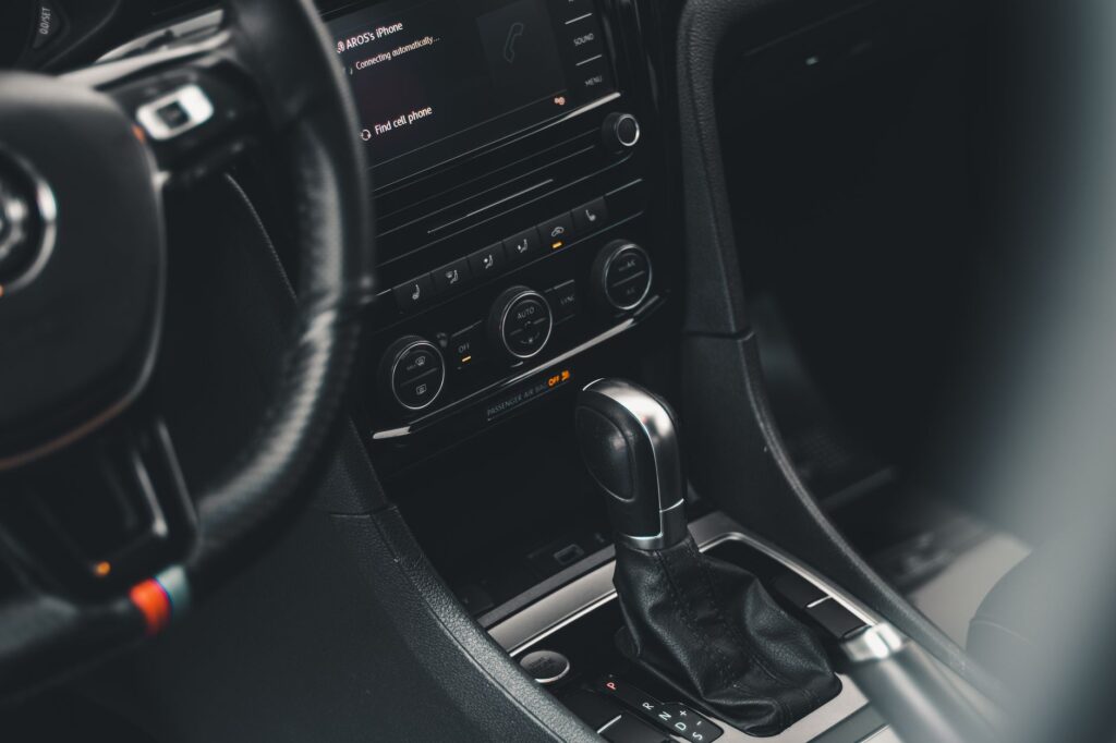 Middenconsole van een auto voor de interieurbehandeling