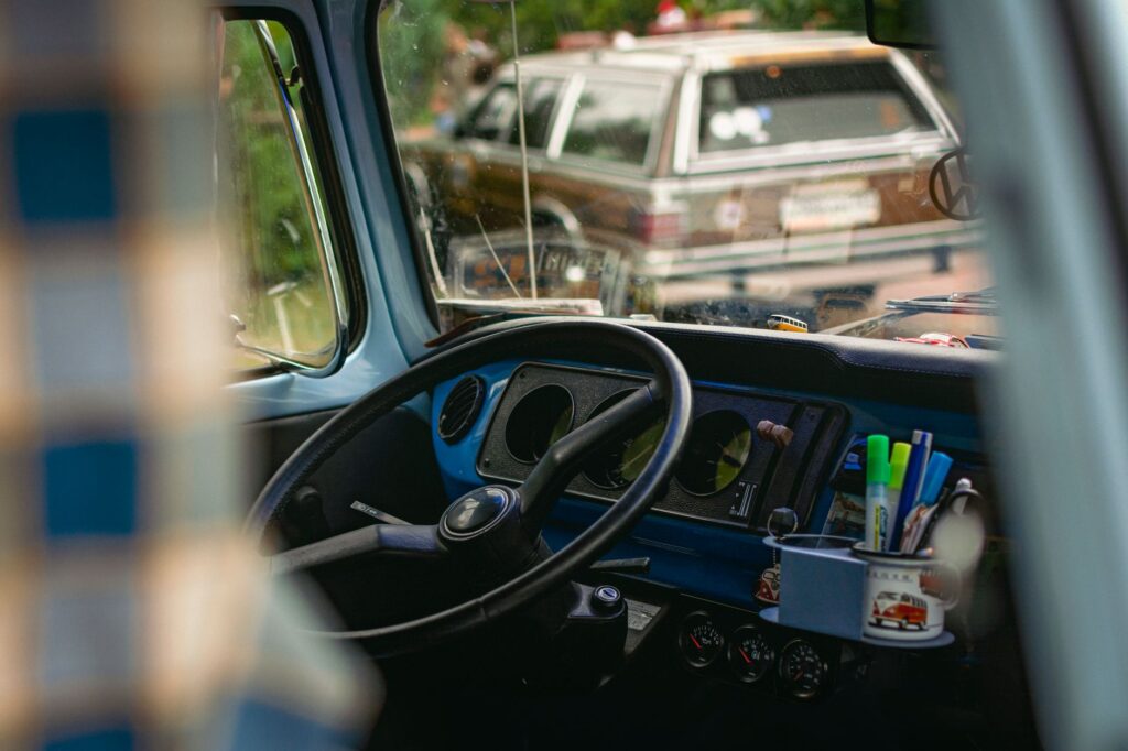 Vervuild interieur van een bestelwagen voor de behandeling