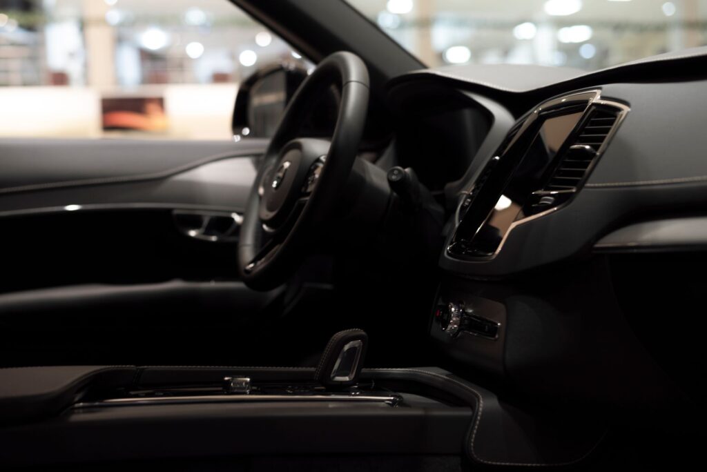 Strak gereinigd dashboard en middenconsole na de behandeling