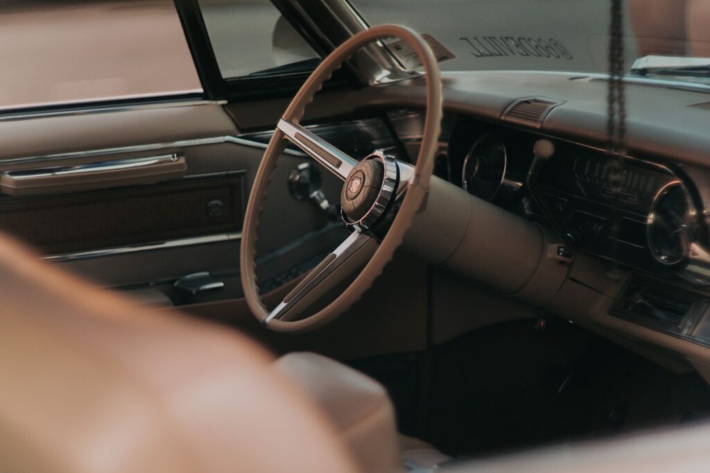Versleten stuur van een klassieke auto voor de behandeling