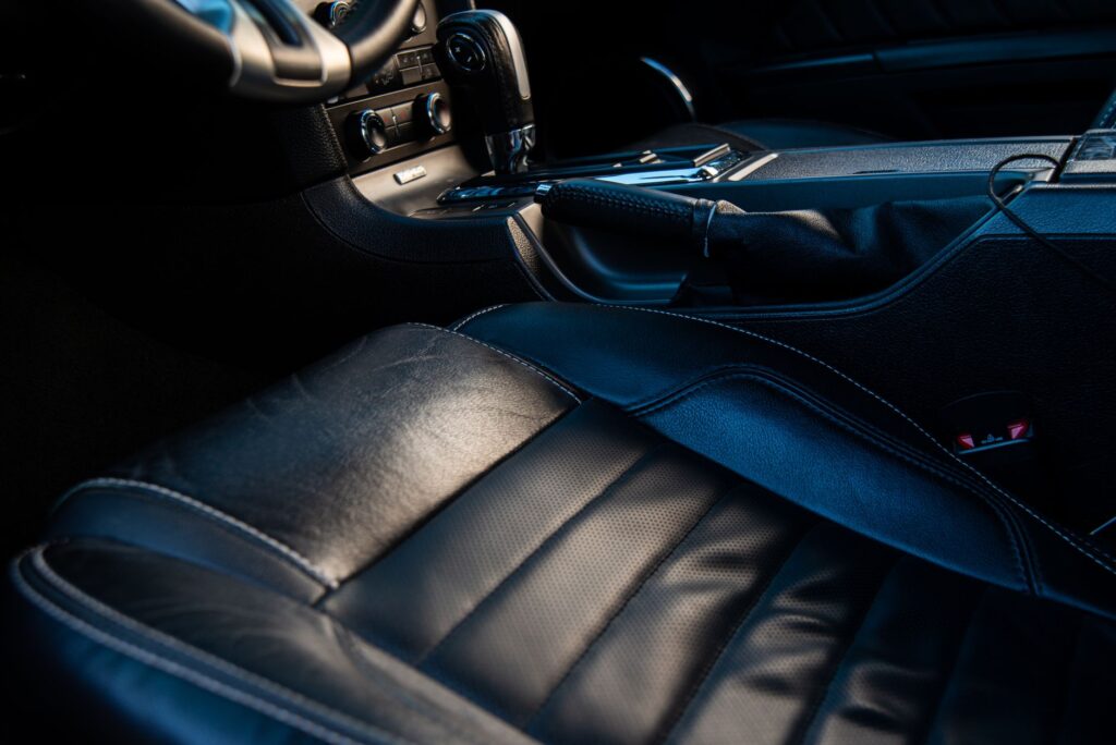 Donker lederen auto-interieur in showroomstaat na de behandeling