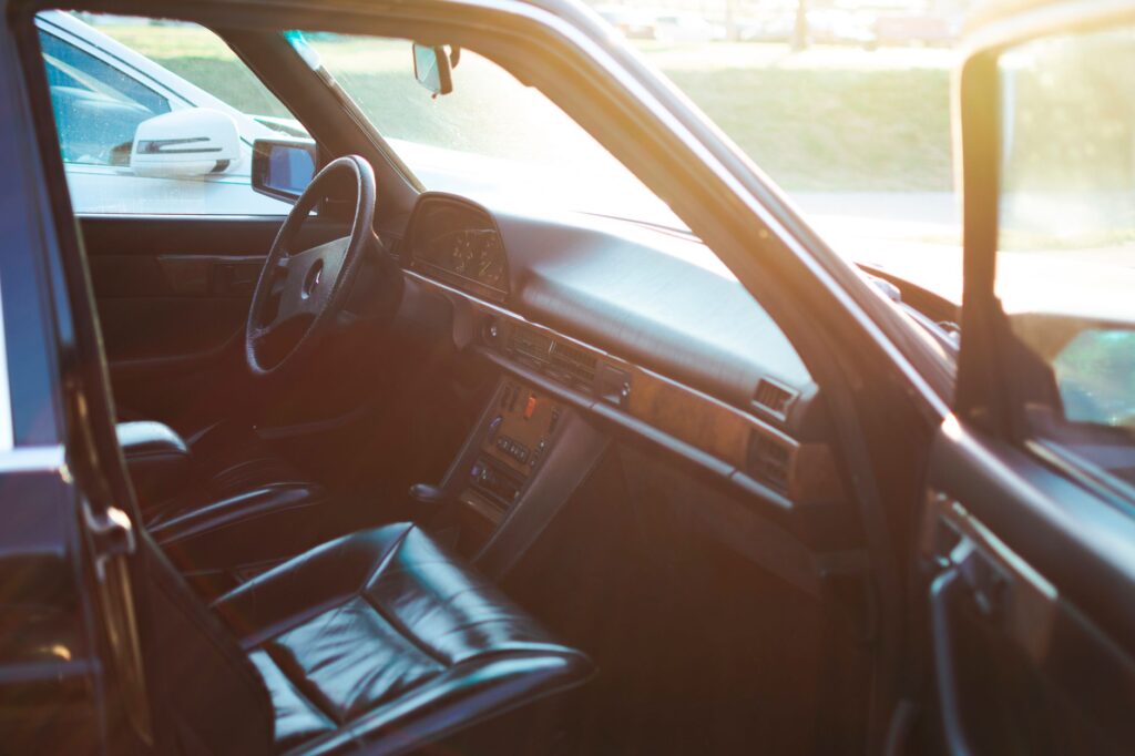 Auto-interieur met open deur voor de behandeling